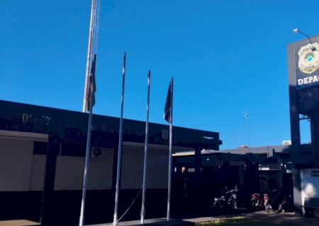 Usando tornozeleira eletrônica, ex-presidiário pratica 2 assaltos e volta para a cadeia