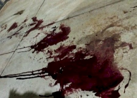 Ladrão que manteve família refém é baleado e preso; comparsa morre em confronto