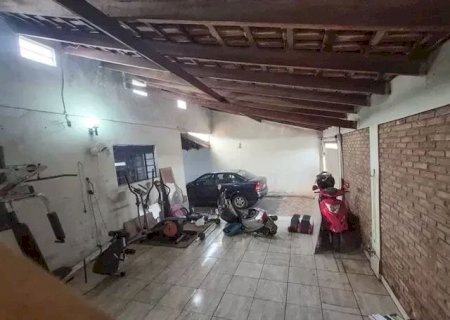 Homem com esquizofrenia surta e mata o pai a facadas em MS