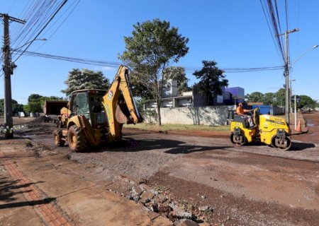 Com presença de Marçal Filho, Vila Mary recebe operação tapa-buraco