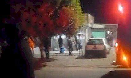 Idoso é executado a tiros de pistola por motociclista dentro de conveniência