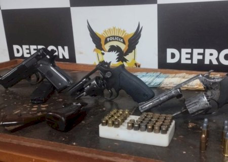 Dois homens e mulher são presos com armas, dinheiro e droga após 3 meses de investigação
