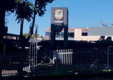 Cliente é preso em flagrante por beijar garçonete à força em bar no centro