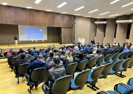 Motoristas e monitores de ônibus escolares passam por capacitação da prefeitura e PRF