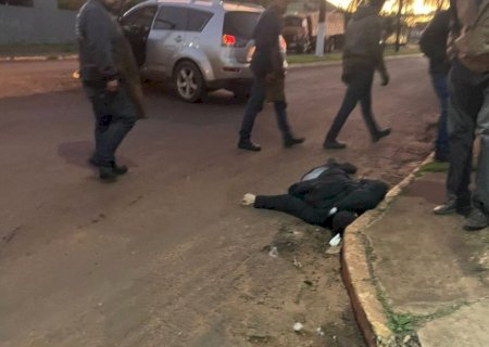 homem mostra fuzil AK-47 e manda recado a desafeto: “tá se envolvendo com minha mulher”