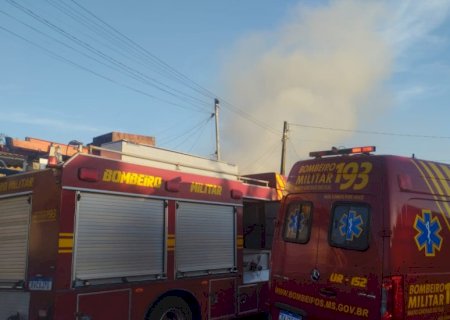 casa pega fogo neste sábado em bairro de Dourados