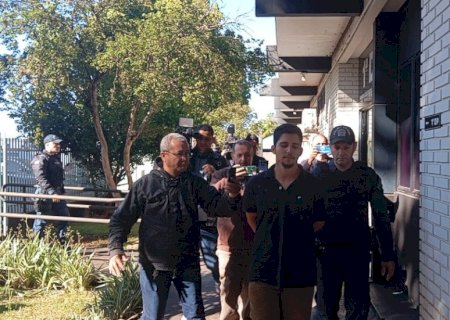 Rapaz confessa que matou a mãe com 5 facadas e é levado para Glória de Dourados