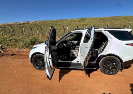 Bandidos armados invadem condomínio, fazem família refem e roubam Range Rover