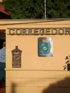 Acusado de violência doméstica, PM é preso após ameaçar comerciante chamar sargento de 'viado'