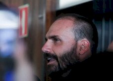 PF indicia Bolsonaro e Eduardo em inquérito sobre sanções dos EUA