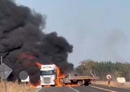 Caminhonete e carreta pegam fogo após colisão frontal na MS-377