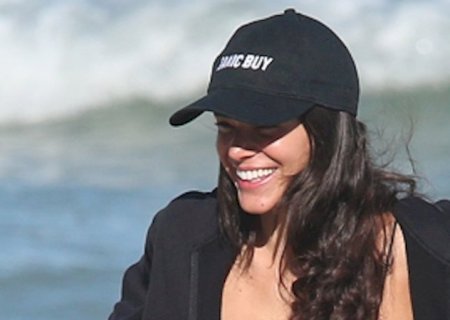 Magérrima, Bruna Marquezine exibe boa forma em dia na praia