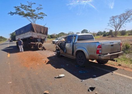 Zootecnista fica em estado grave após bater caminhonete na traseira de carreta