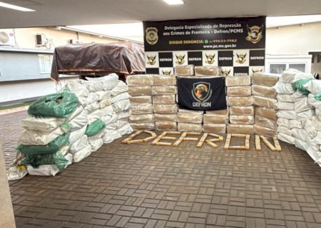 Dupla é presa com 2t de maconha em caminhão com farelo de ossos