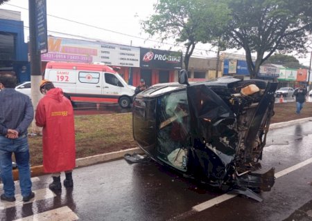 Mulher fica gravemente ferida após colisão entre carro de aplicativo e moto em Dourados