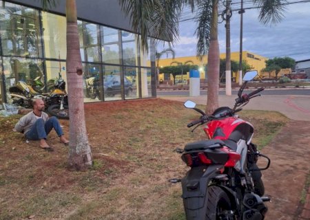 Foragido do semiaberto é flagrado furtando motos após quebrar vidraça de loja