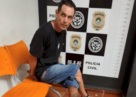 Homem é morto a facadas e autor é preso usando tornozeleira eletrônica