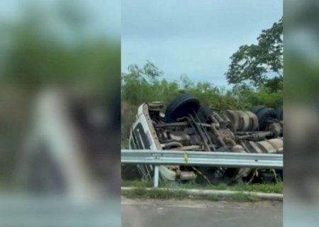 Motorista morre preso na cabine após carreta tombar em Mundo Novo