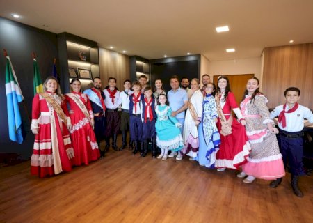 Marçal Filho recebe integrantes do CTG após destaque no Fegams