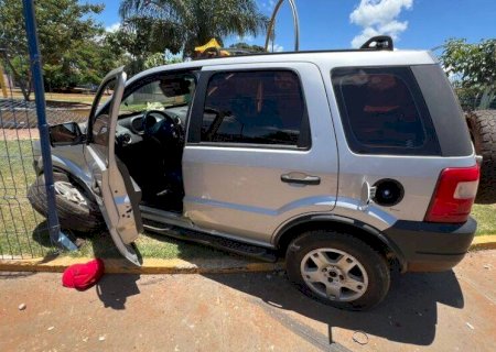 Homem foge da polícia e invade praça com carro após denúncia de tráfico