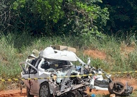 Motorista de ambulância morre ao colidir violentamente com caminhão na MS-112