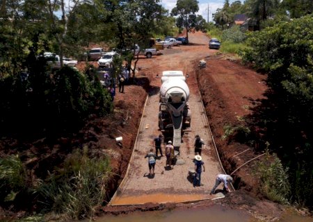 Zé Teixeira acompanha obras do novo descedor de barcos no Rio Dourado