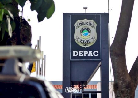 Agentes flagram arremesso de cocaína e maconha escondida na boca; dois são presos