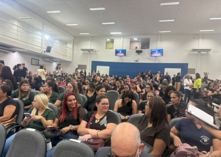 Assistentes da educação infantil adiam decisão de greve para depois do Carnaval