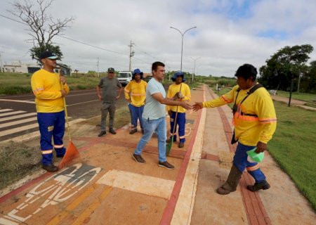 Em contato direto com a população, prefeito percorre bairros e vistoria serviços públicos