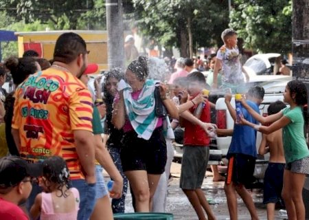Em meio ao calor, 'Guerra D'Água' anima Carnaval em Ponta Porã nesta terça