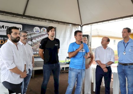 Durante entrega de moradias, prefeito destaca “parcerias que realizam sonhos”