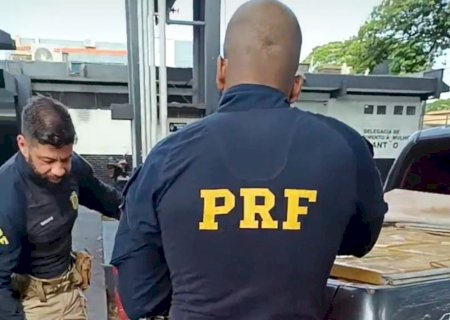 Uma caminhonete carregada com maconha foi apreendida após intensa perseguição policial na manhã deste sábado