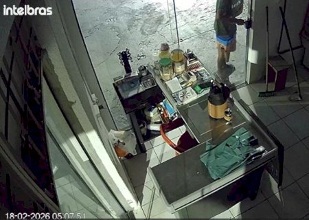 Veja o momento em que 'Microfone' arromba porta de açougue e furta dinheiro em Dourados (Video)