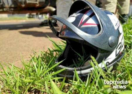 Mulher briga com namorado, pega moto, sai pilotando sem capacete e tenta fugir da PM