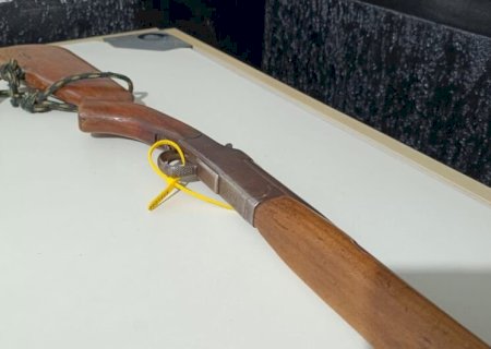 Discussão entre casal termina com jovem baleado e um preso