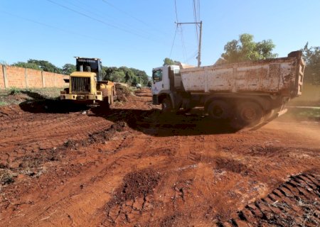Prefeitura recupera ruas para chegada do asfalto nos jardins Pelicano e Carisma