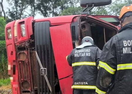 Caminhão tomba e motoristas fica presos às ferragens na MS-395