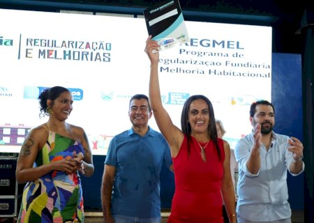 Prefeitura entrega mais 120 títulos e lança reforma inédita de 30 casas para famílias