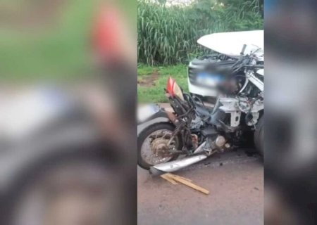 Motociclista bate de frente com caminhonete e morre na BR-163 (vídeo)