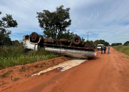 Motorista tomba caminhão carregado com leite e morre em Nova Andradina