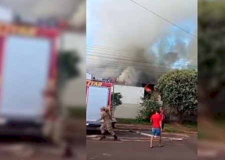 Policial militar de folga evita tragédia e salva família de incêndio em Amambai (vídeo)