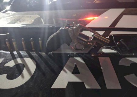 Motorista tenta fugir de barreira policial e acaba preso com revólver na MS-180