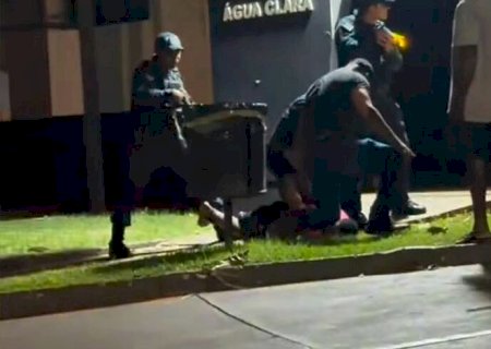 Homem é preso por agredir esposa grávida e causar confusão em delegacia de Água Clara (vídeo)