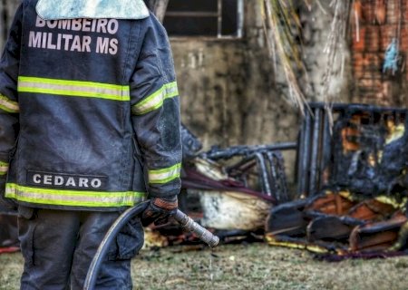 Homem surta e ateia fogo em residência que divide com colegas em Ribas do Rio Pardo