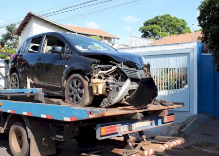 Motorista embriagado bate em carro parado e foge sem prestar socorro à vítima em Corumbá