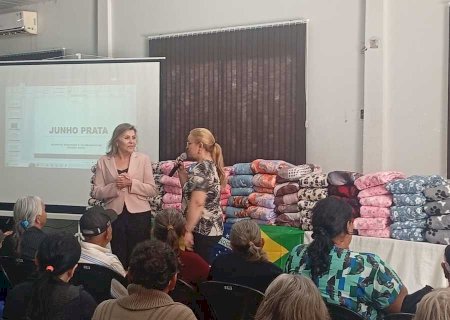 Governo Municipal realiza entrega de cobertores e promove ação de conscientização no Junho Prata para idosos do Projeto Conviver