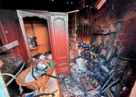 Incêndio destrói único cômodo onde casal vivia com dois filhos em Dourados