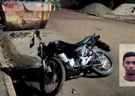 Motociclista morre após bater em caçamba de entulho