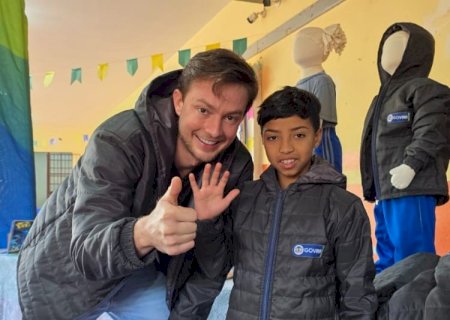 Prefeito Lucas Foroni investe R$ 1,5 milhão e entrega mais de 6 mil kits de inverno para estudantes de Rio Brilhante