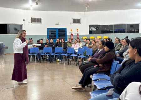 Com olhar de mãe atípica, Lia Nogueira participa de formação sobre Educação Especial